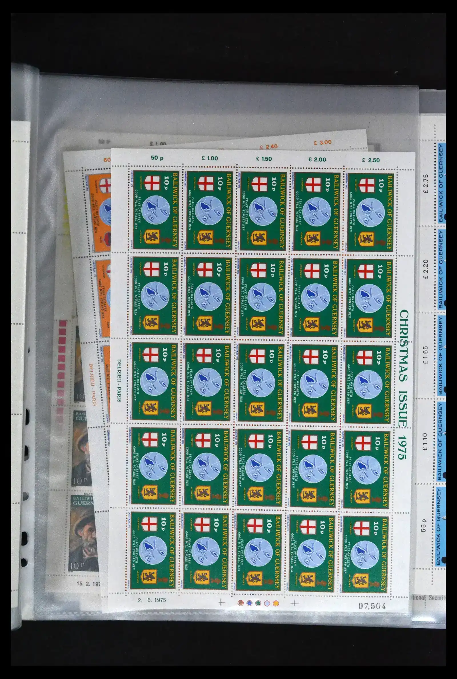 41669 0039 - Postzegelverzameling 41669 Guernsey complete vellen 1969-1975.