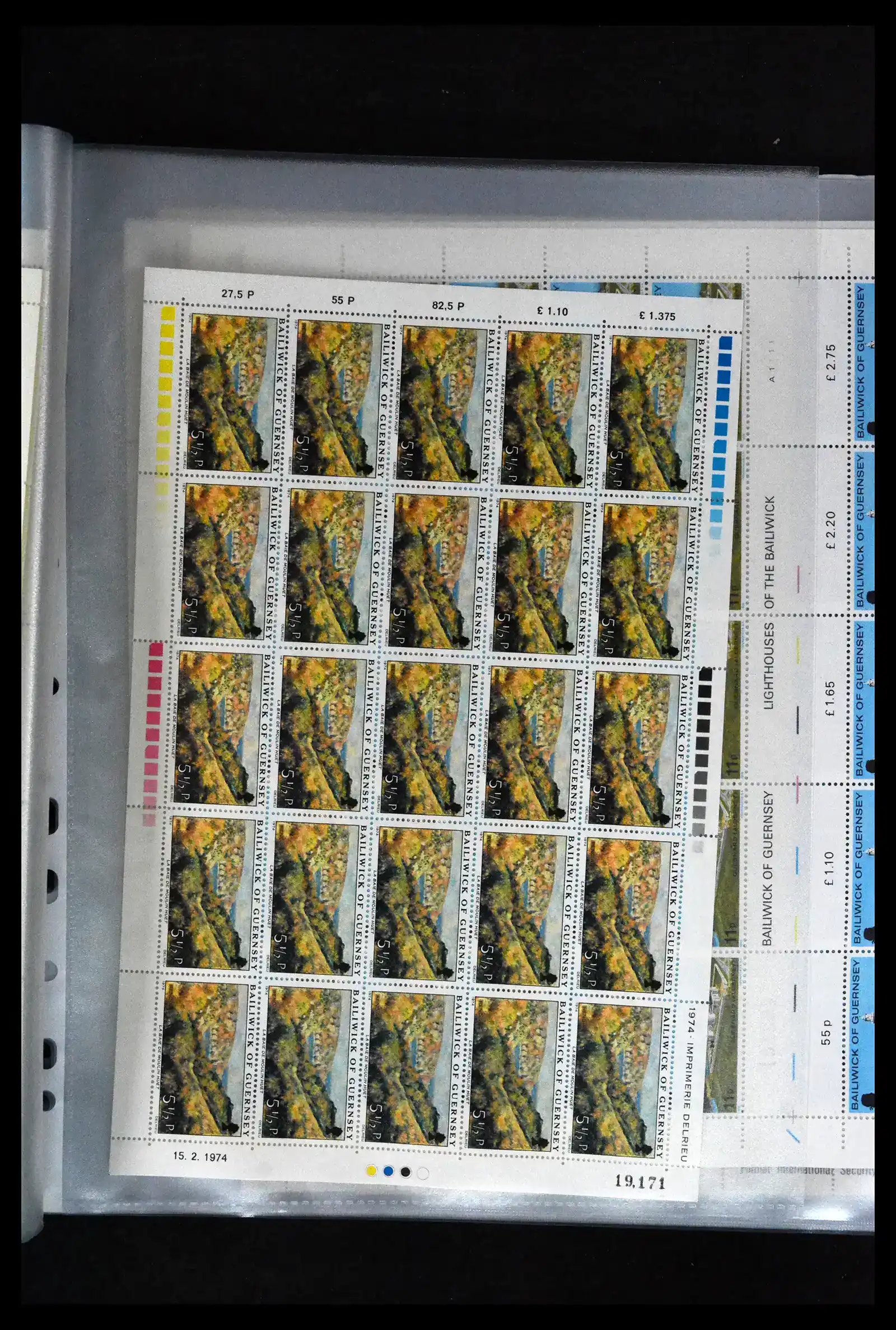 41669 0044 - Postzegelverzameling 41669 Guernsey complete vellen 1969-1975.