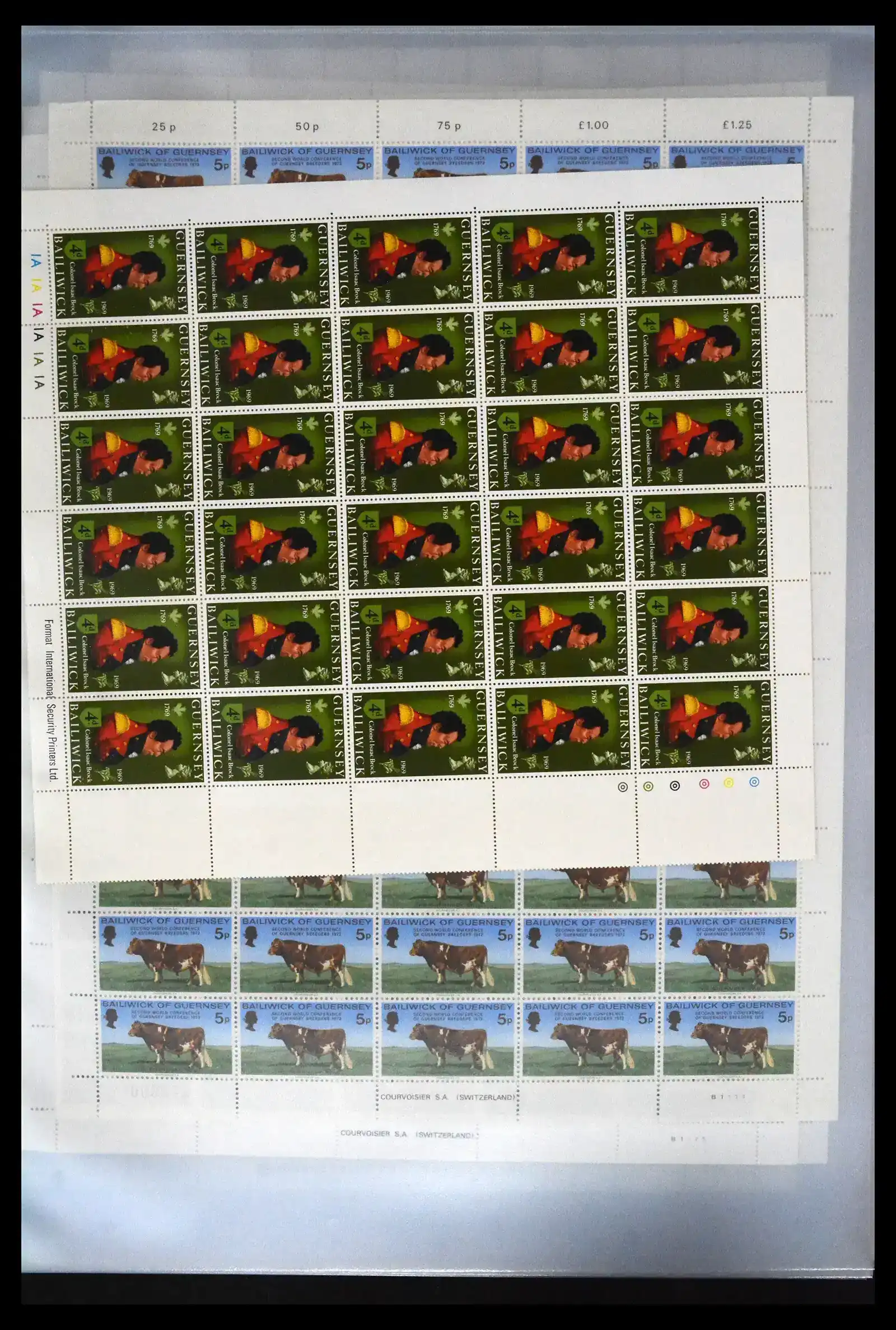 41669 0047 - Postzegelverzameling 41669 Guernsey complete vellen 1969-1975.