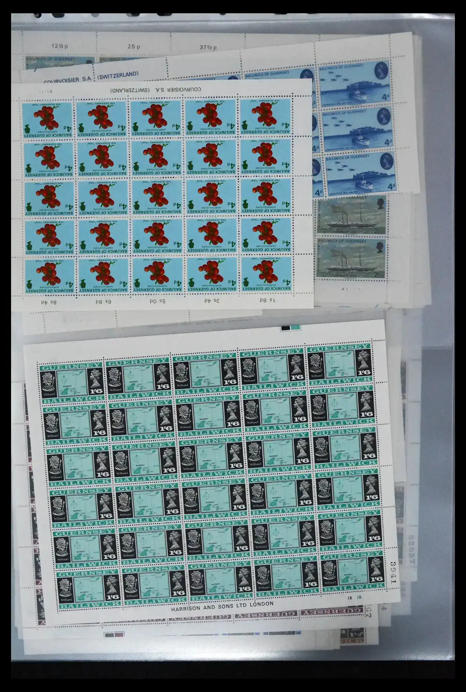 41669 0074 - Postzegelverzameling 41669 Guernsey complete vellen 1969-1975.