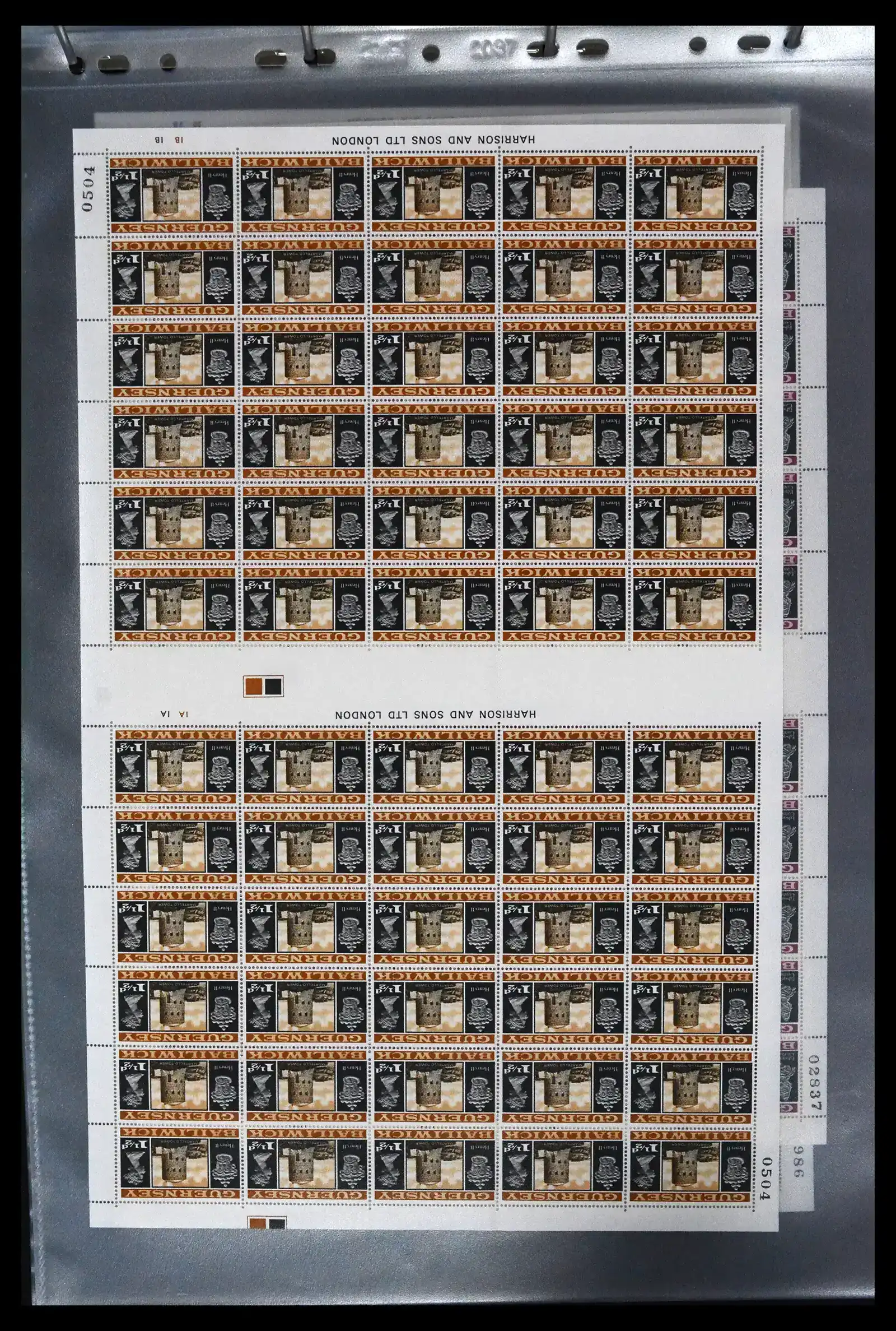 41669 0080 - Postzegelverzameling 41669 Guernsey complete vellen 1969-1975.