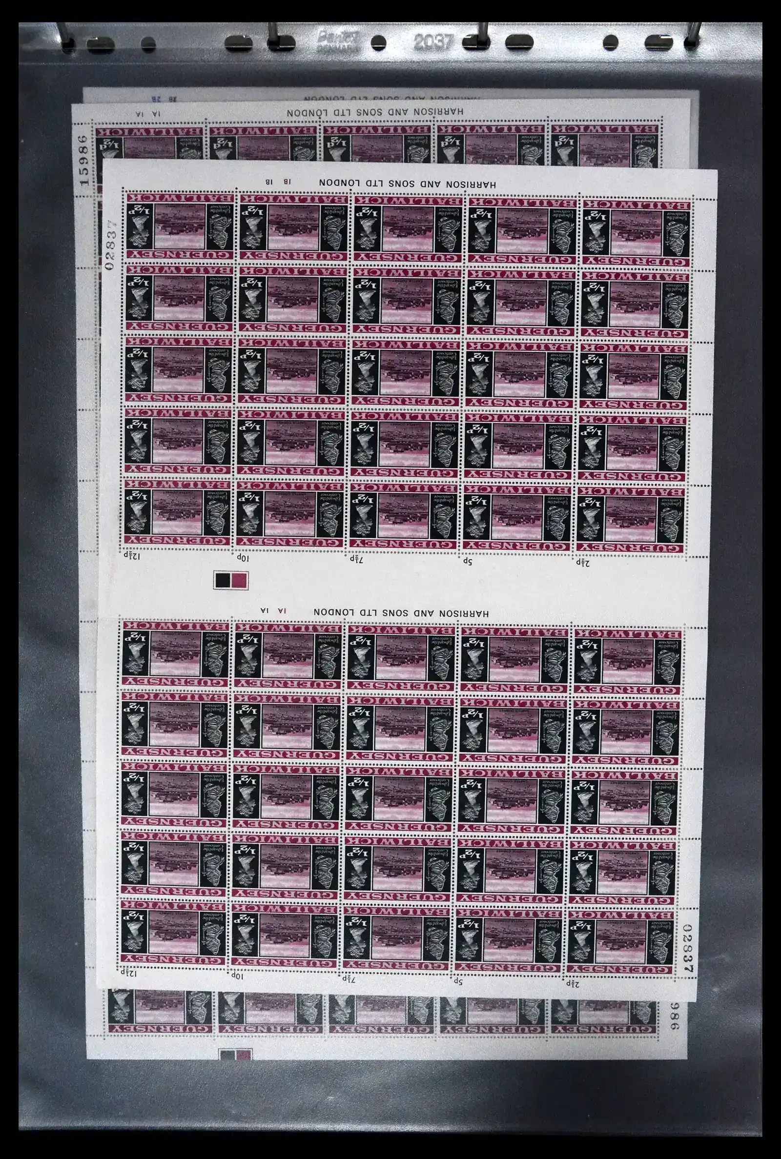 41669 0081 - Postzegelverzameling 41669 Guernsey complete vellen 1969-1975.