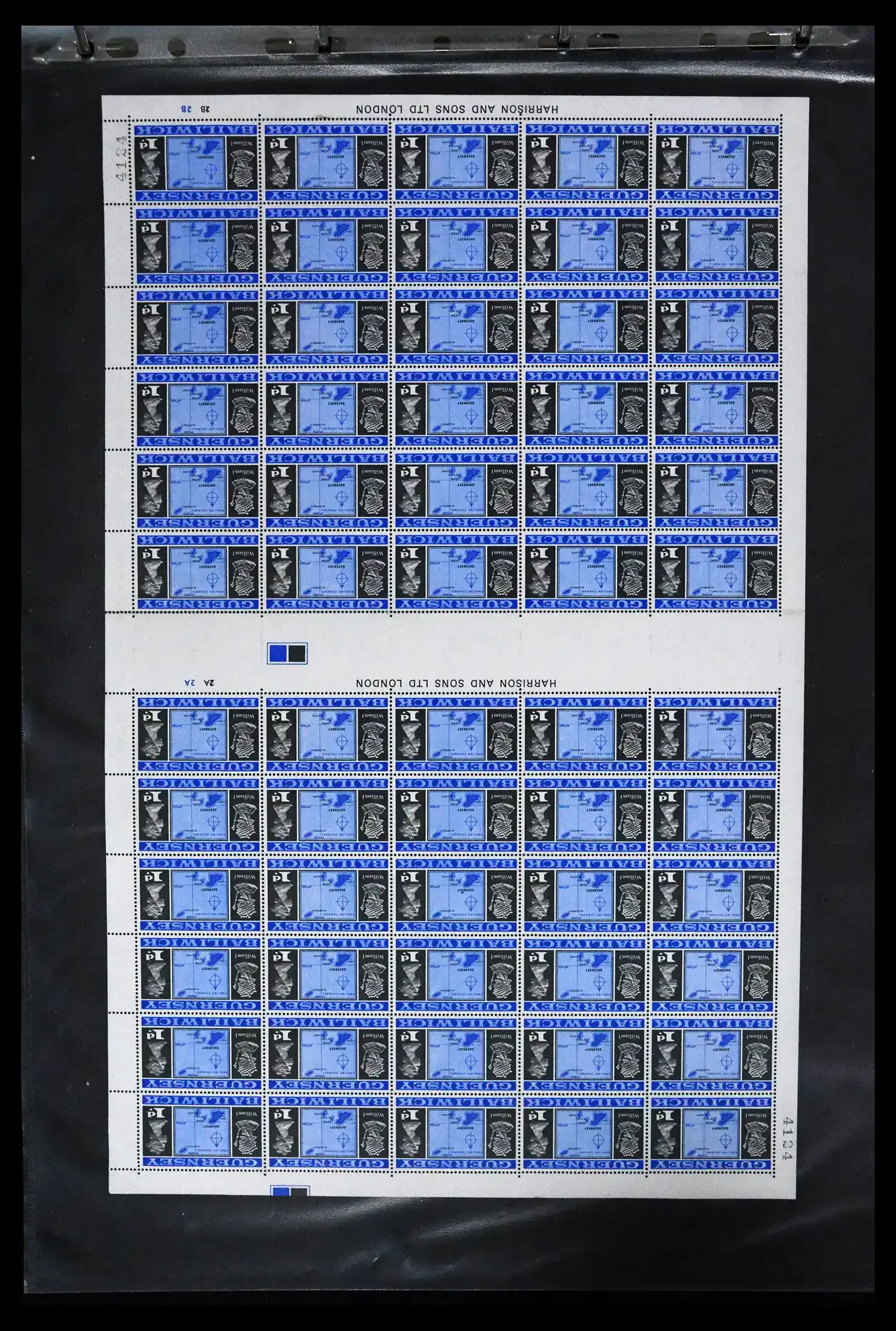 41669 0083 - Postzegelverzameling 41669 Guernsey complete vellen 1969-1975.