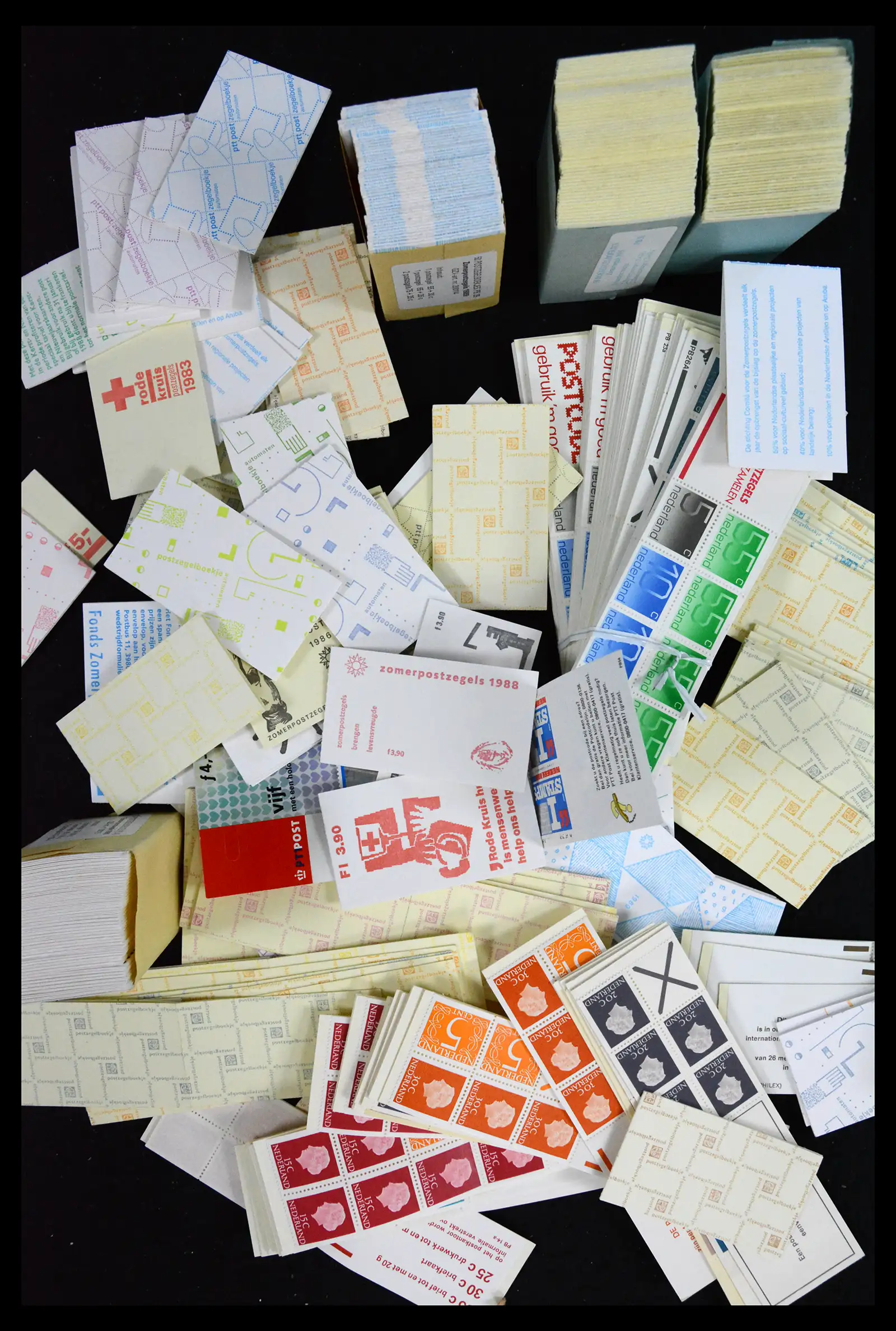 41728 0002 - Postzegelverzameling 41728 Nederland postzegelboekjes 1964-2000.
