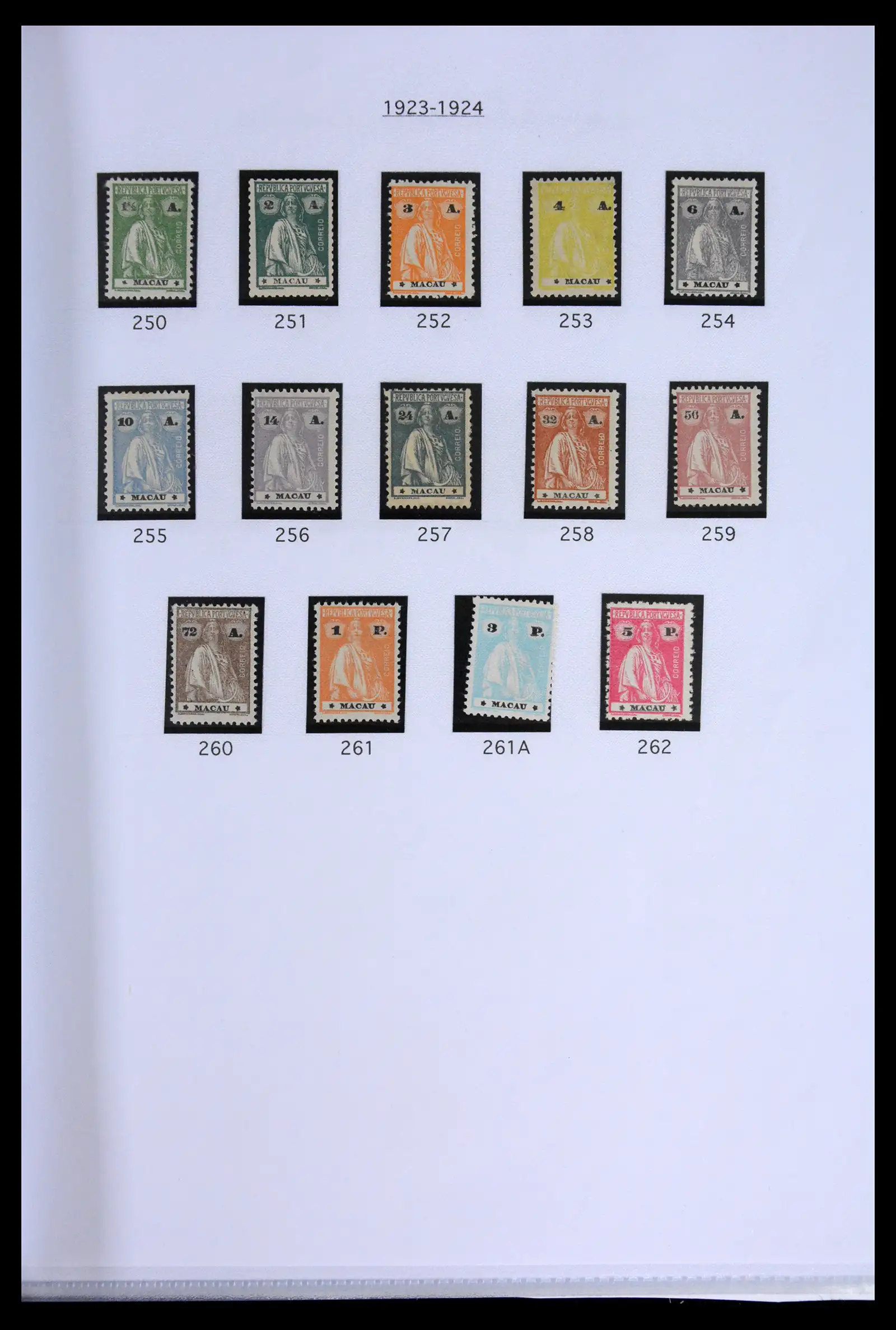 42030 0009 - Postzegelverzameling 42030 Macau 1898-1974.