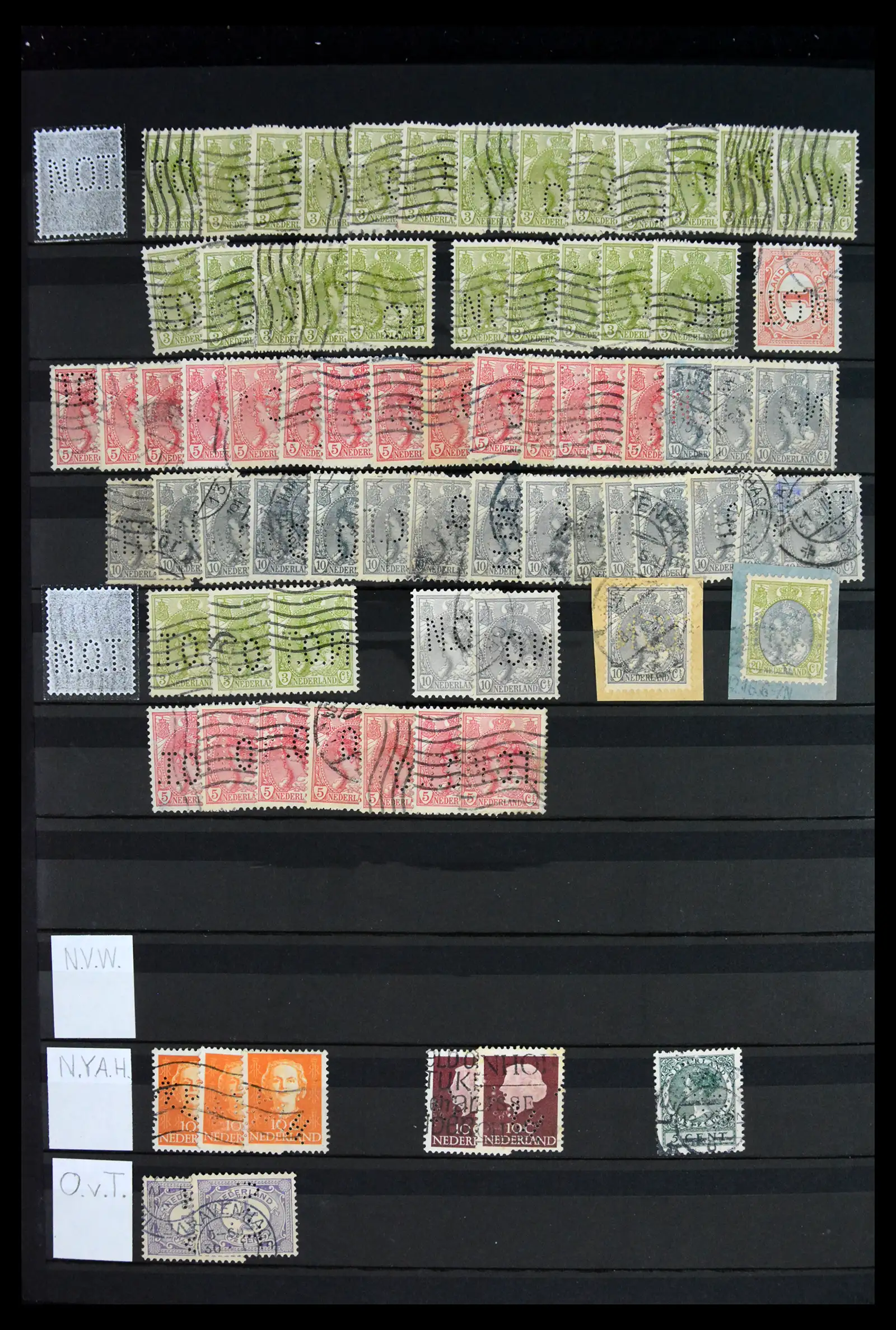 42202 0065 - Postzegelverzameling 42202 Nederland perfins 1891-1960.