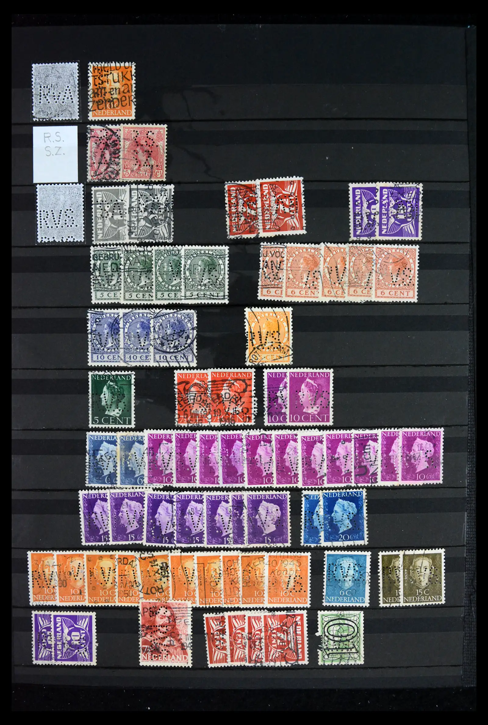 42202 0069 - Postzegelverzameling 42202 Nederland perfins 1891-1960.