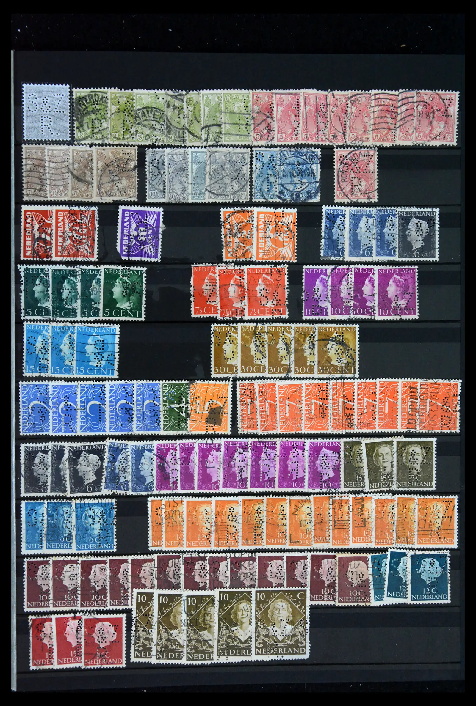 42202 0076 - Postzegelverzameling 42202 Nederland perfins 1891-1960.