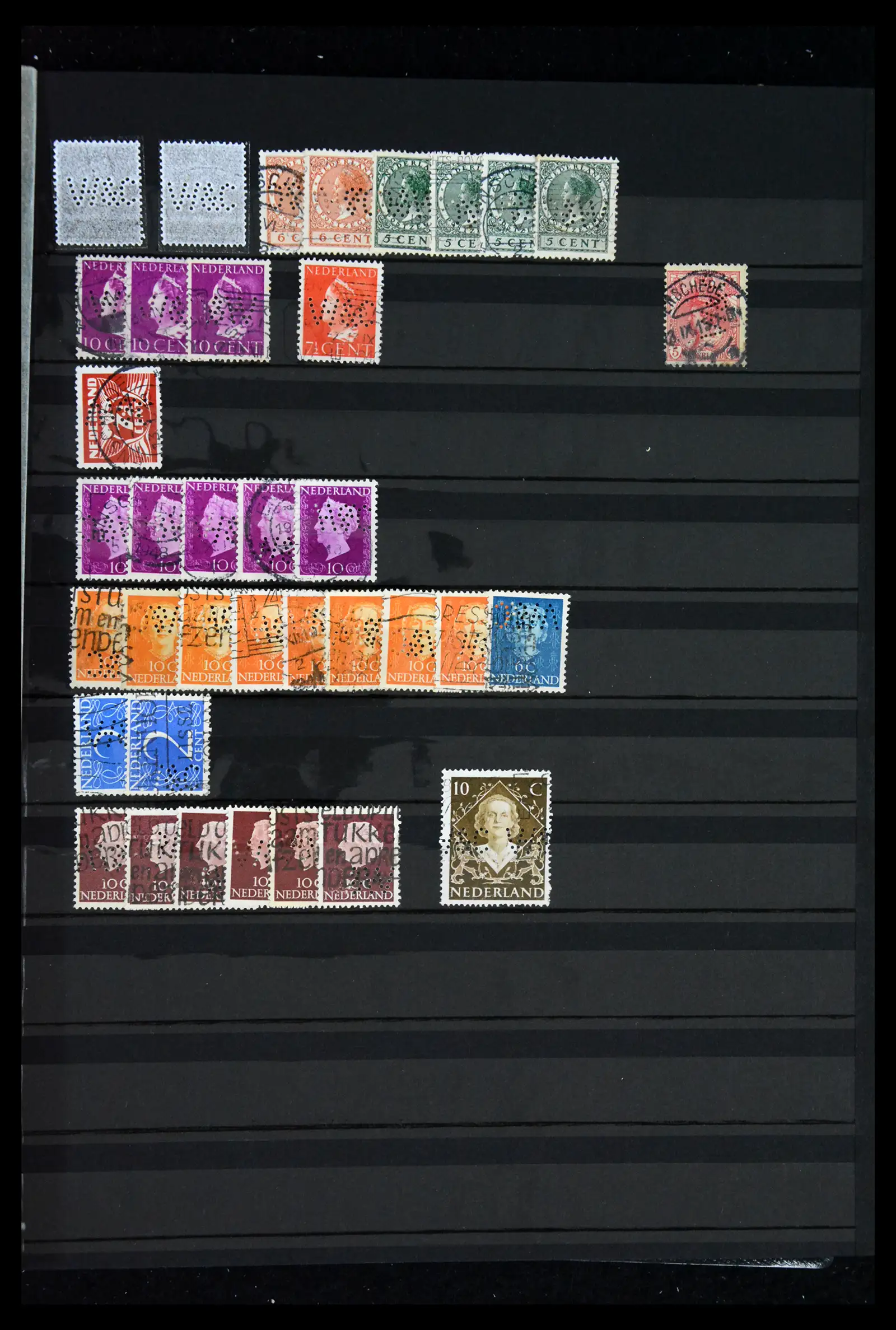 42202 0081 - Postzegelverzameling 42202 Nederland perfins 1891-1960.
