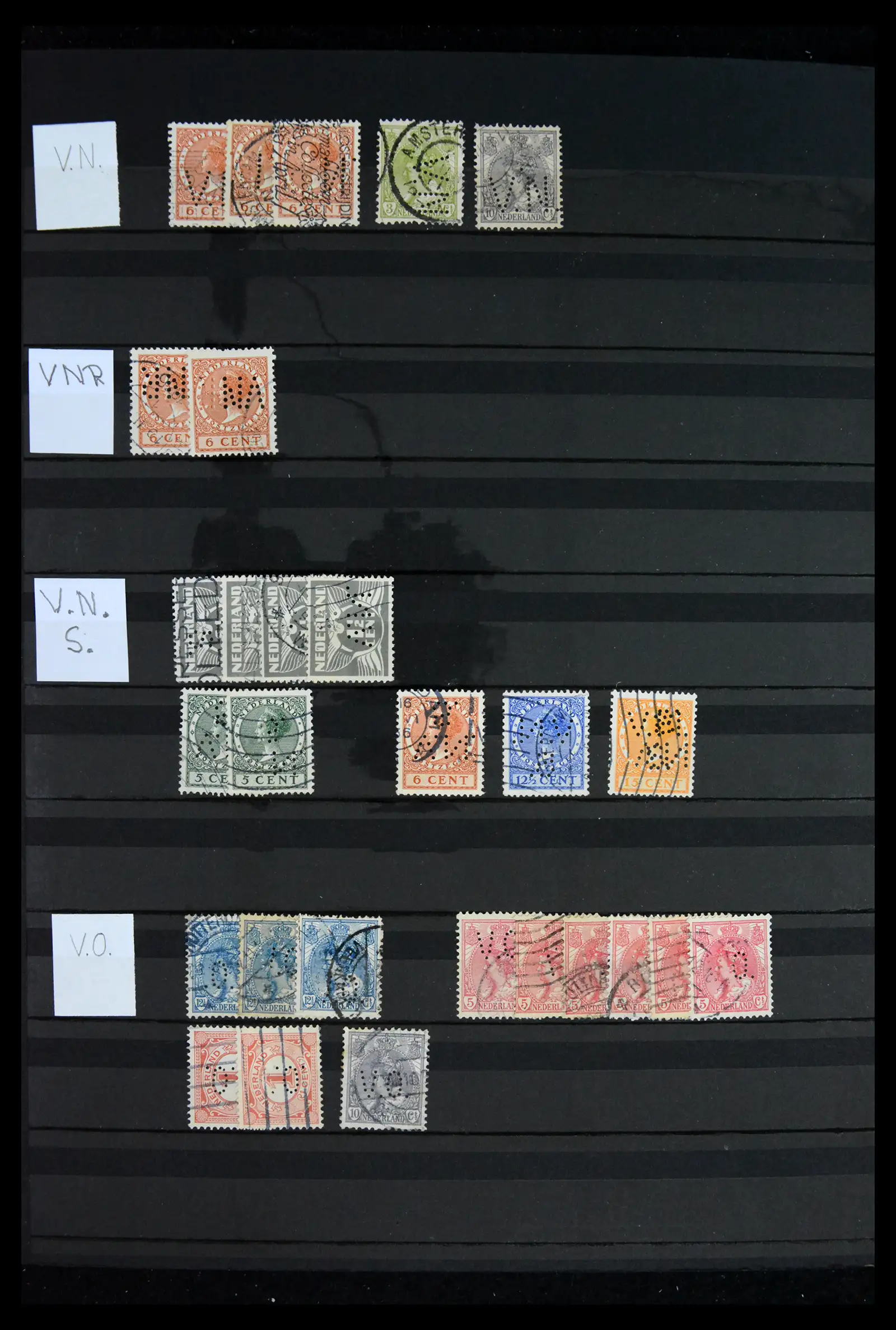 42202 0082 - Postzegelverzameling 42202 Nederland perfins 1891-1960.